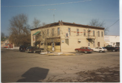 Farmer's Hotel / Wish's Bar and Apartments